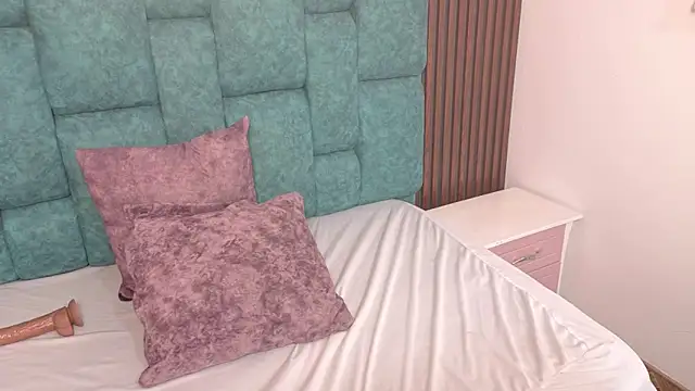 OliviaBonnie's cam snapshot