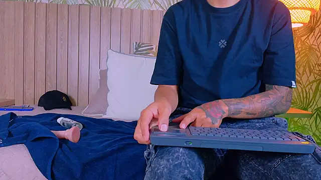 TommyBlue_'s cam snapshot