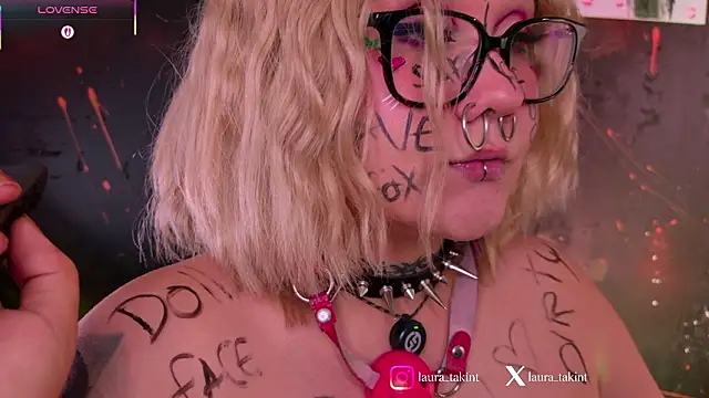 Laura_takint live sex cam