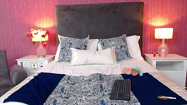 ArianaRosee_'s cam snapshot