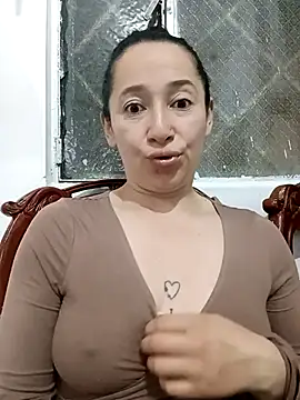 emilypoppy3 live sex cam