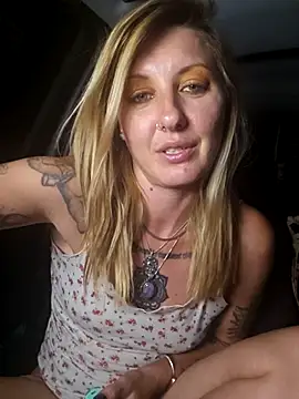 SheIsSomething live sex cam