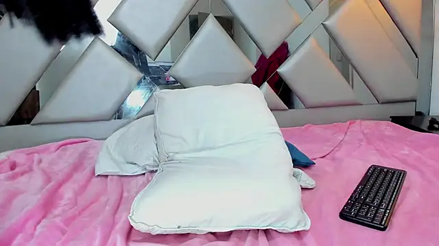 Nahomi-Hill live sex cam