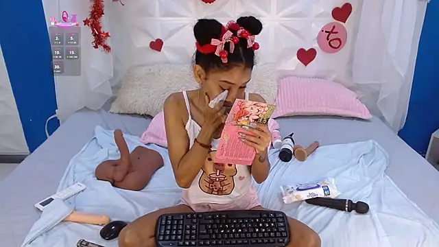 adisson_petite1's cam snapshot