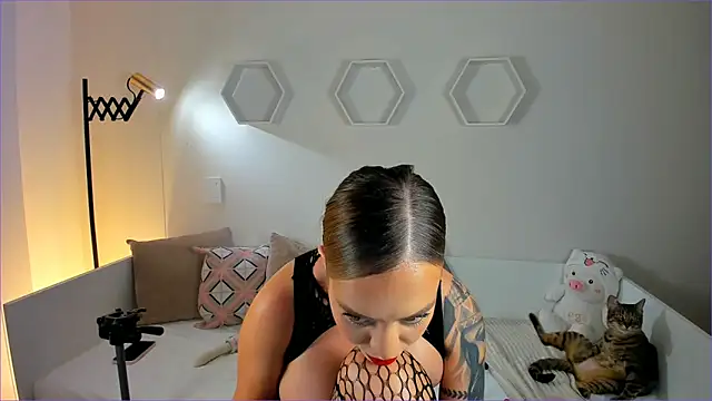 ValentinaMilann live sex cam