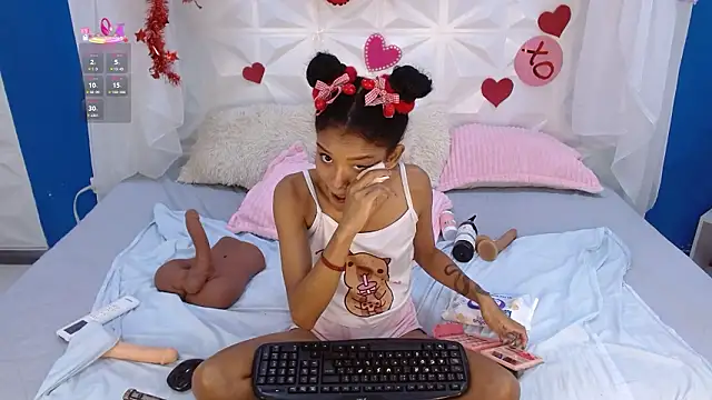 adisson_petite1's cam snapshot