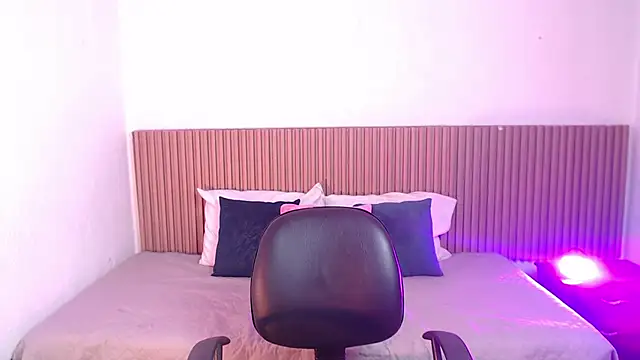 aura_bella_'s cam snapshot