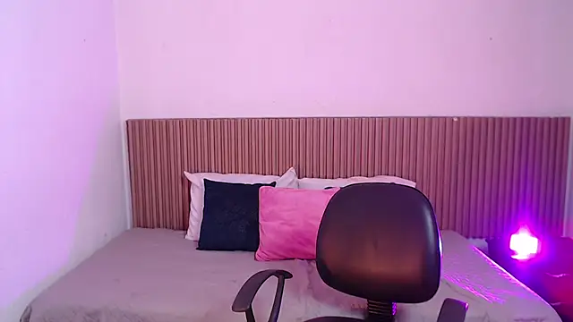 aura_bella_'s cam snapshot