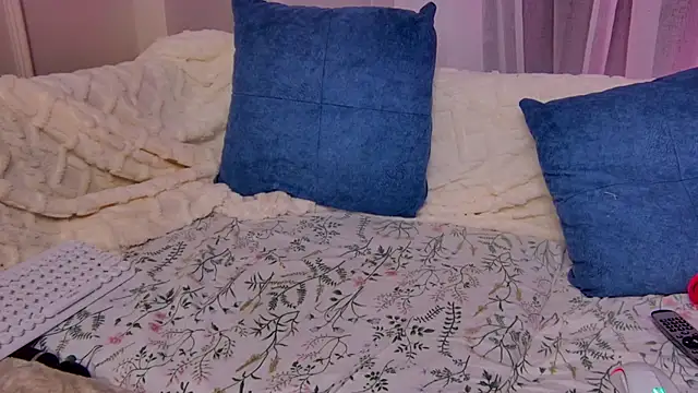 AliceOfWonders's cam snapshot