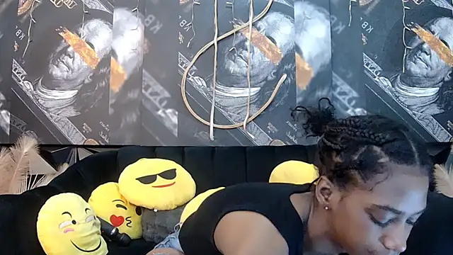 Lilmisbaddyxxx live sex cam