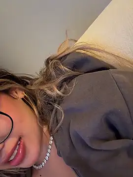 saliha_pinky_'s cam snapshot