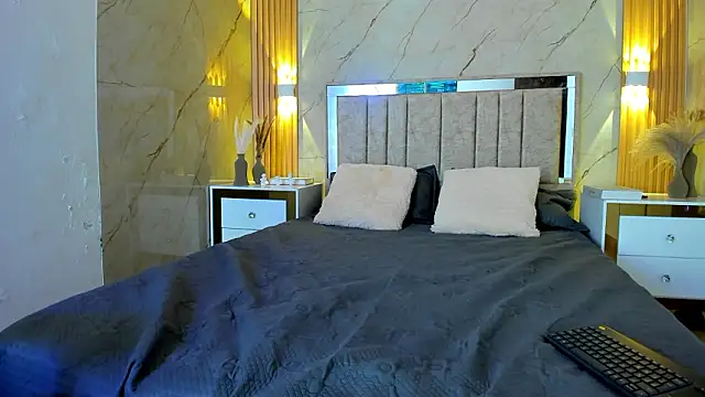 lily_phillips_'s cam snapshot