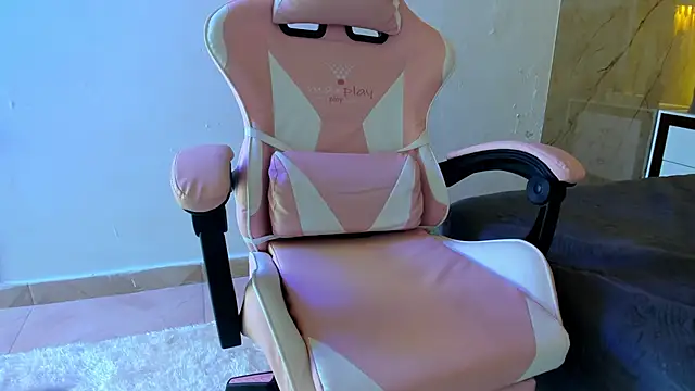 lily_phillips_'s cam snapshot