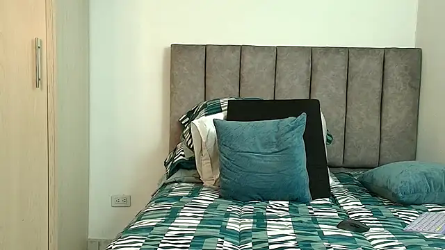 karina_lewis_'s cam snapshot