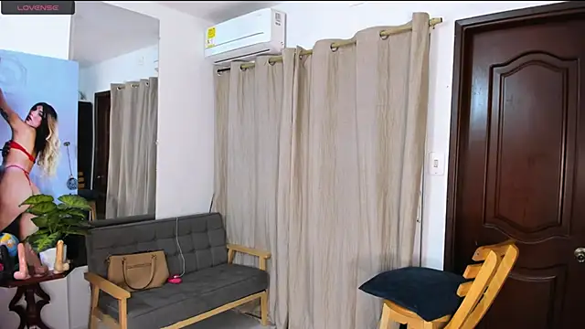 zou_quira live sex cam