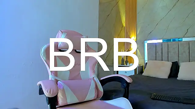 lily_phillips_'s cam snapshot