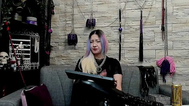 CruelMistress live sex cam