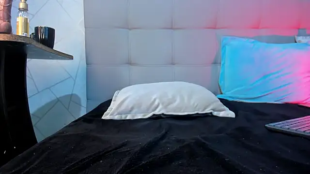 Milo_Thompson live sex cam