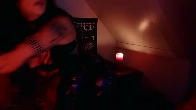 heavymetalvixen's cam snapshot