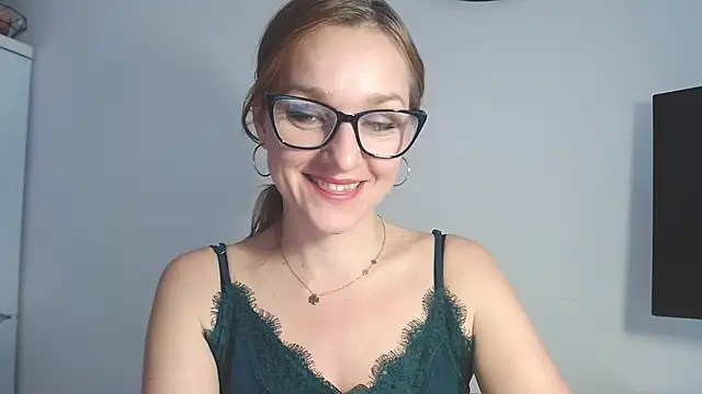 AliciaDesire live sex cam