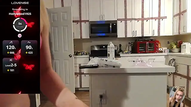 Blondiewithanass live sex cam