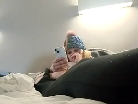 KITTYBOOBOOFUXX's cam snapshot