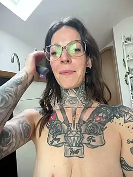 BrownieyQueen live sex cam