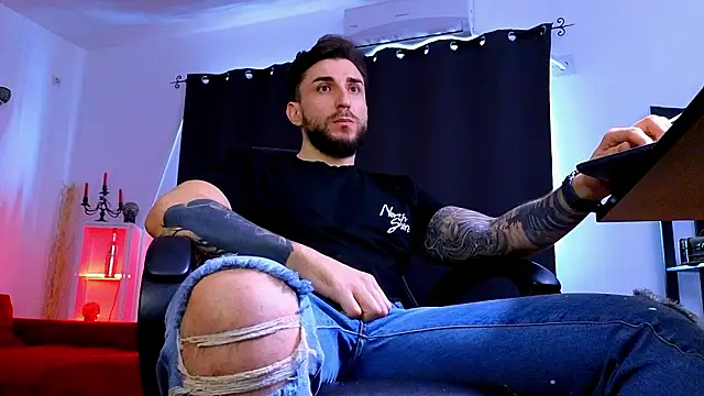 MightyAaron66 live sex cam