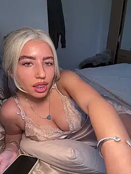 BlondeBetty live sex cam