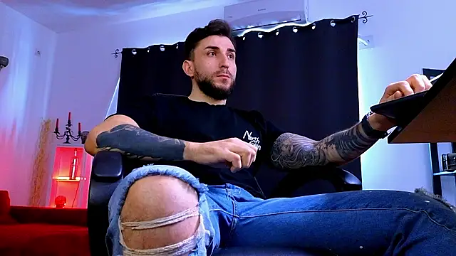 MightyAaron66 live sex cam