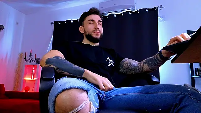 MightyAaron66 live sex cam