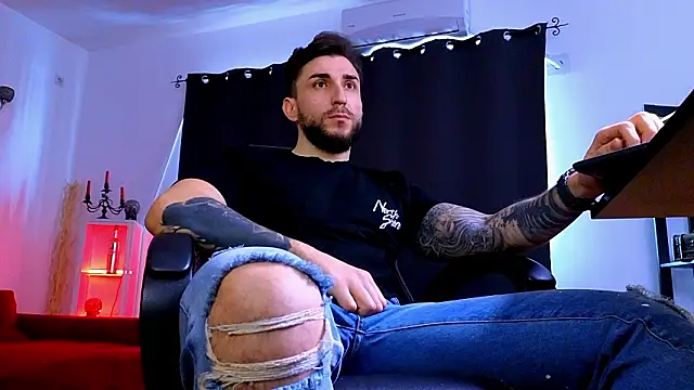 MightyAaron66 live sex cam