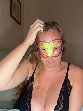 largeboobies30's cam snapshot