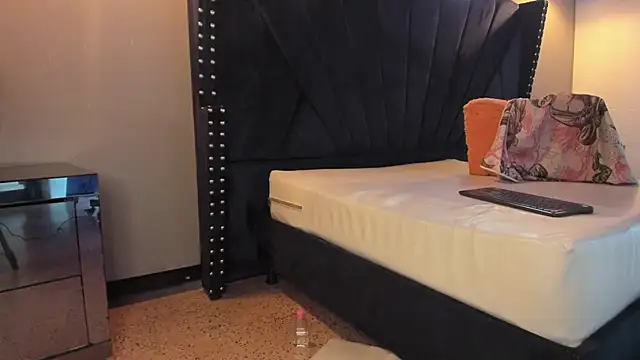 MAHIASMITH13 live sex cam