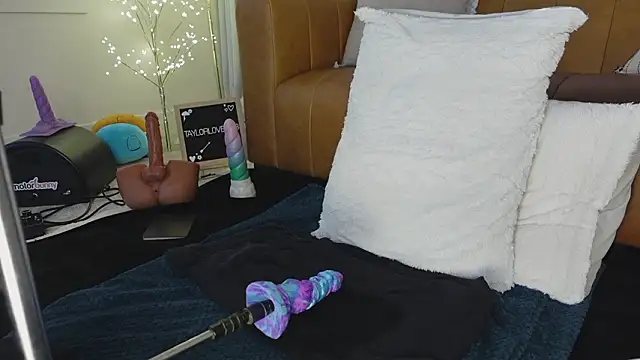 Taylorlove303 live sex cam