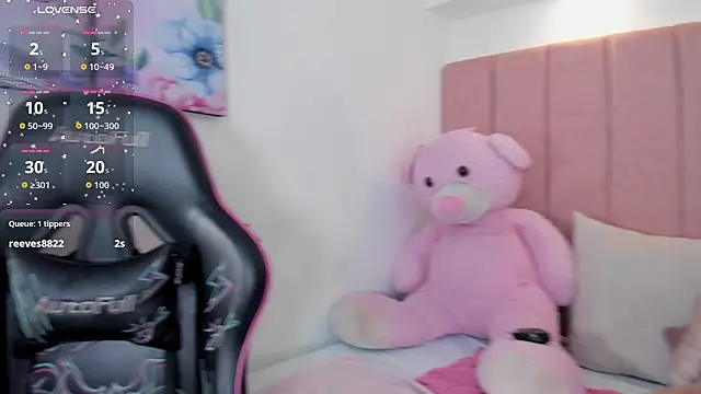 megan_sofiaa_'s cam snapshot