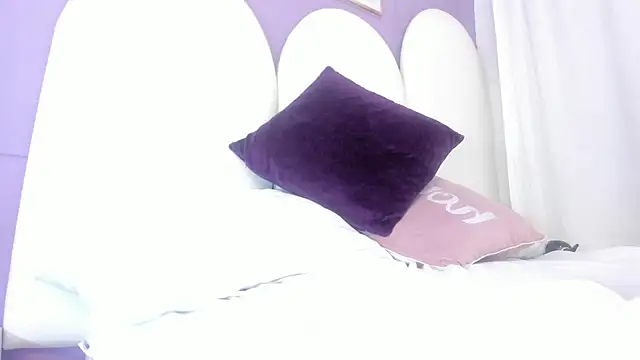 luna_bradley_'s cam snapshot