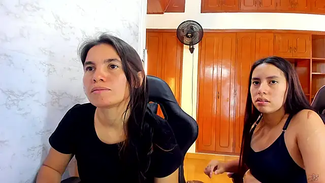 Emily_and_Soffy's cam snapshot