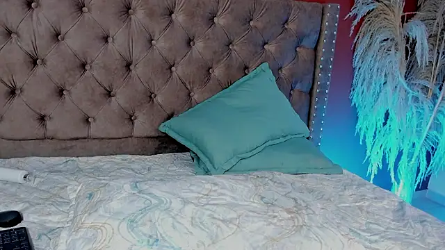 ari_rouse_'s cam snapshot