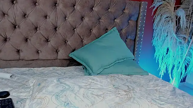 ari_rouse_'s cam snapshot