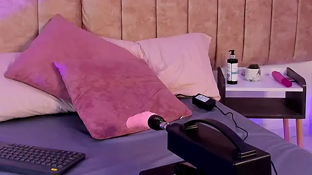 Kiira_Monroe's cam snapshot