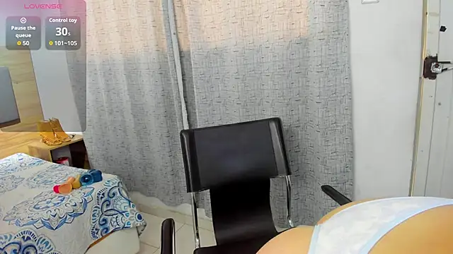 miss_charlott_18's cam snapshot