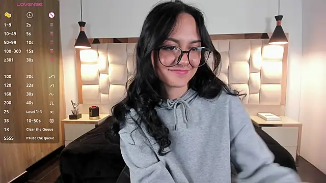 NiccolleHall live sex cam