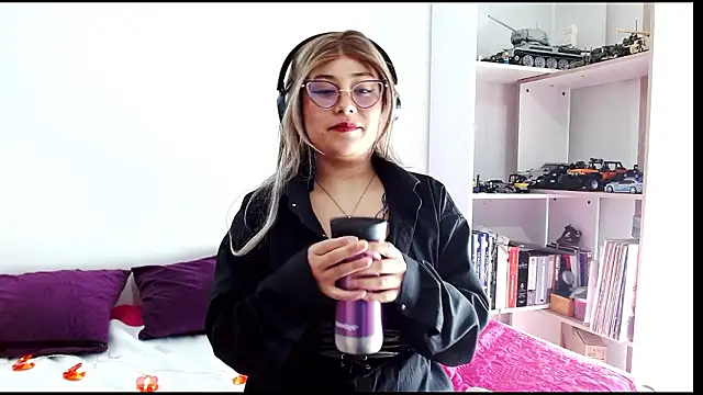 Juliexxxxtasy's cam snapshot