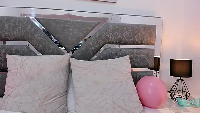 Katey_Curvy01_'s cam snapshot