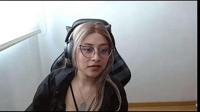 Juliexxxxtasy's cam snapshot