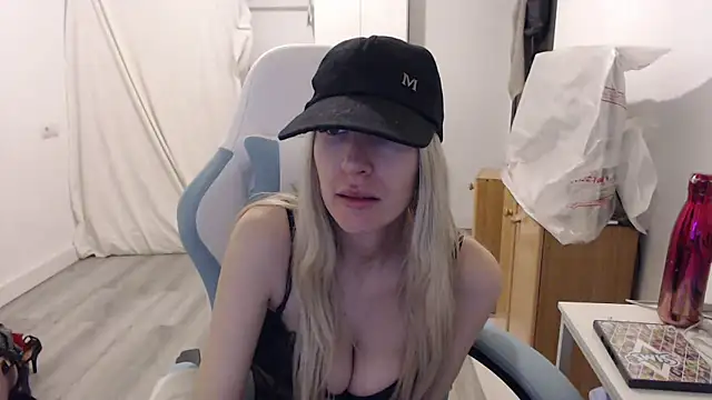 BarbieBlondieGirl live sex cam