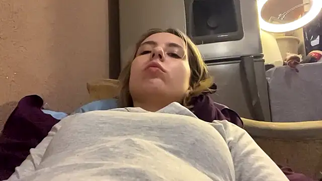 CharmingBlonde's cam snapshot