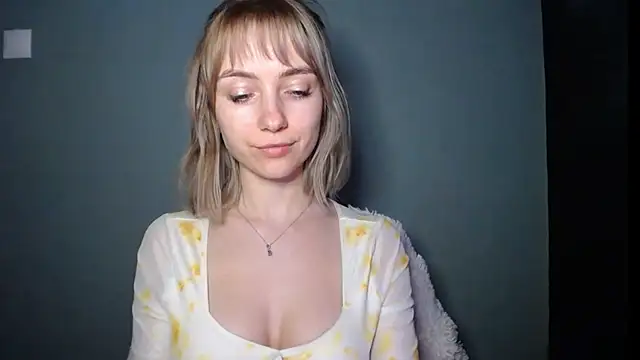 LuciaYoung live sex cam