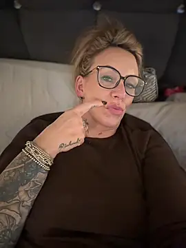 blondebitch2's cam snapshot